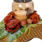 Sírdísz domború arany tálban üvegmécsessel és szárazvirággal M21x21cm