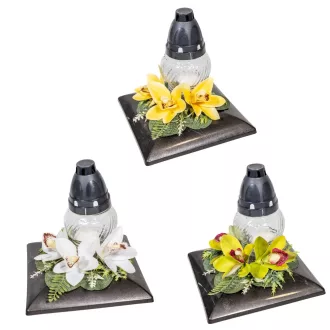   Sírdísz négyzetes fekete műanyag tálban üvegmécsessel és selyemvirággal M21x17cm 