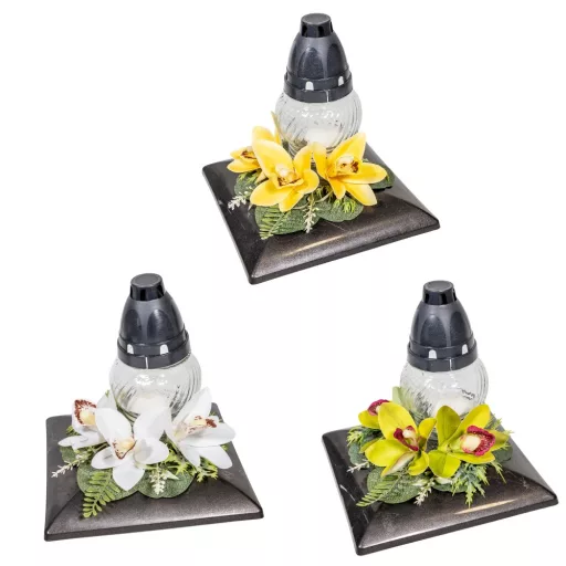 Sírdísz négyzetes fekete műanyag tálban üvegmécsessel és selyemvirággal M21x17cm 